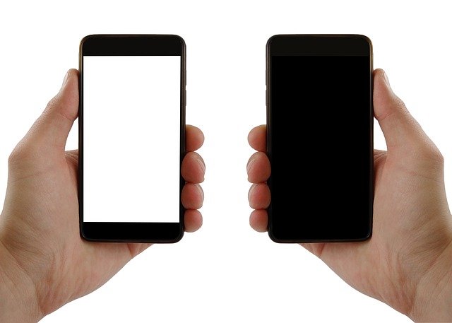 dva mobilní telefony