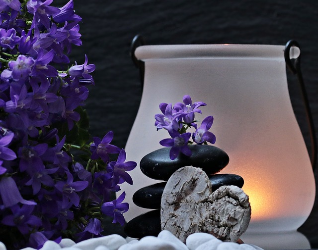 lampa, květy a kameny