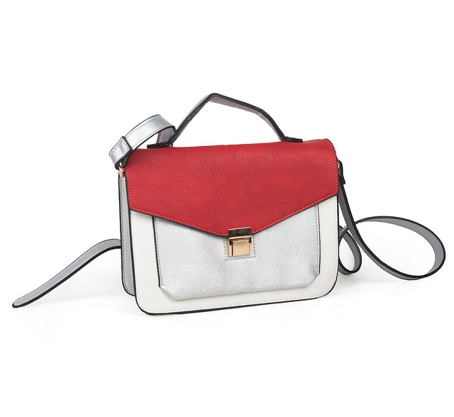 červeno-bílá kožená kabelka